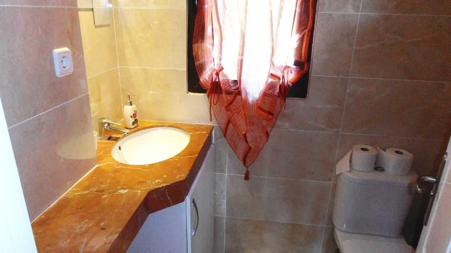 Apartment Ferienwohnung Auf Drei Ebenen Mit Vier Terrassen, Wlan U Gemeinschaftspool Estepona